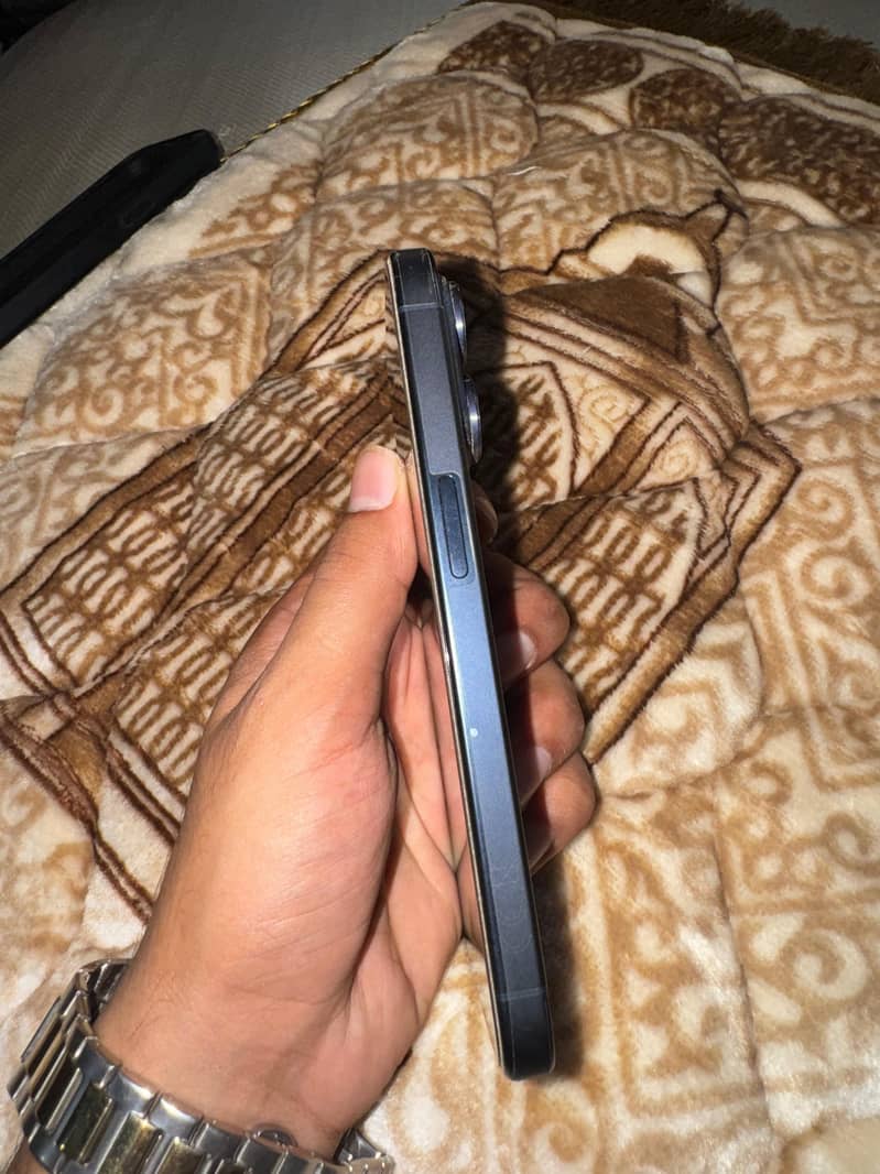 Apple iPhone 15 Pro 3