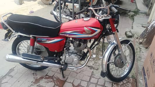 Honda Red 125 neat and clean bike
