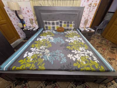kind size bed with side tables