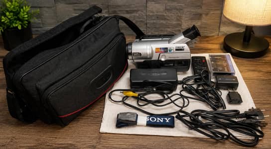 New Sony Handycam Video Hi8 camcorder Camera with case bag 0300-433188