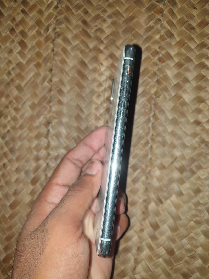 Apple iPhone X 4