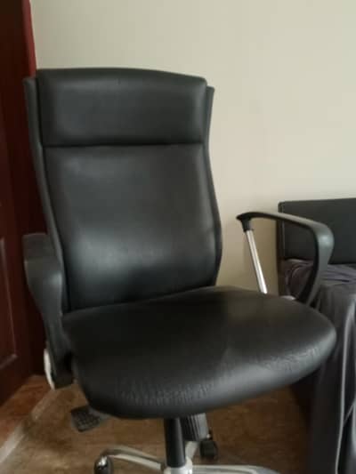 BLACK OFFICE EXECUTIVE CHAIR
