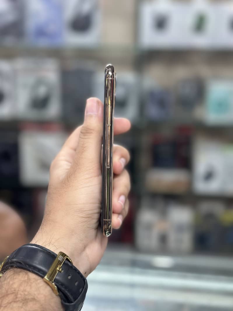 Apple iPhone 11 Pro 4
