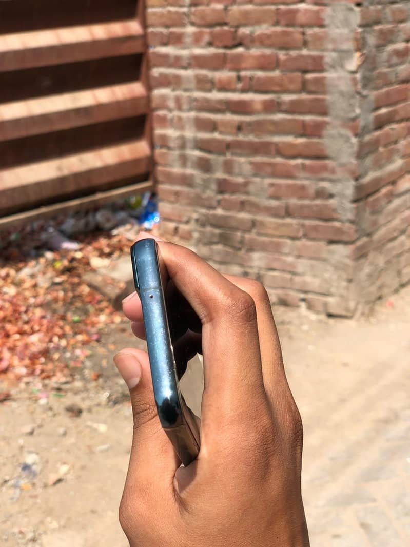 Samsung Mobile S22 3