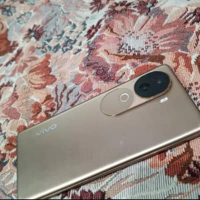 Vivo V40e with complete box without any fault