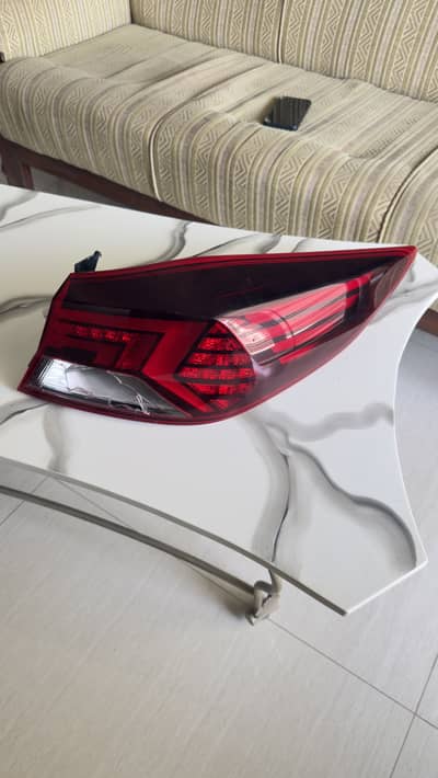 Completely genuine hyundai elantra tail light with minor defect
