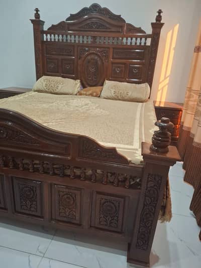 Chenoti bed with two side tables