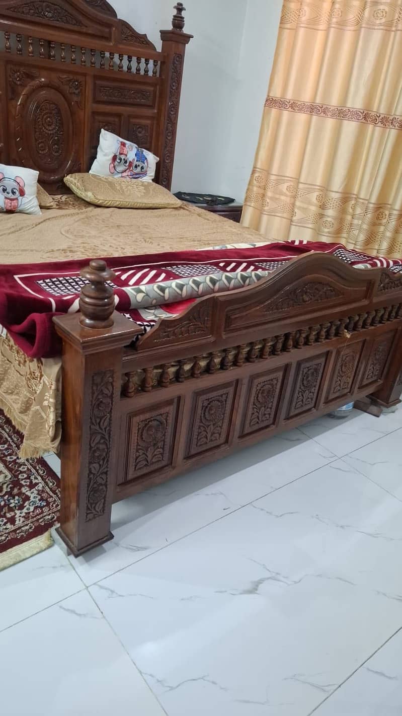 Chenoti bed with two side tables 1