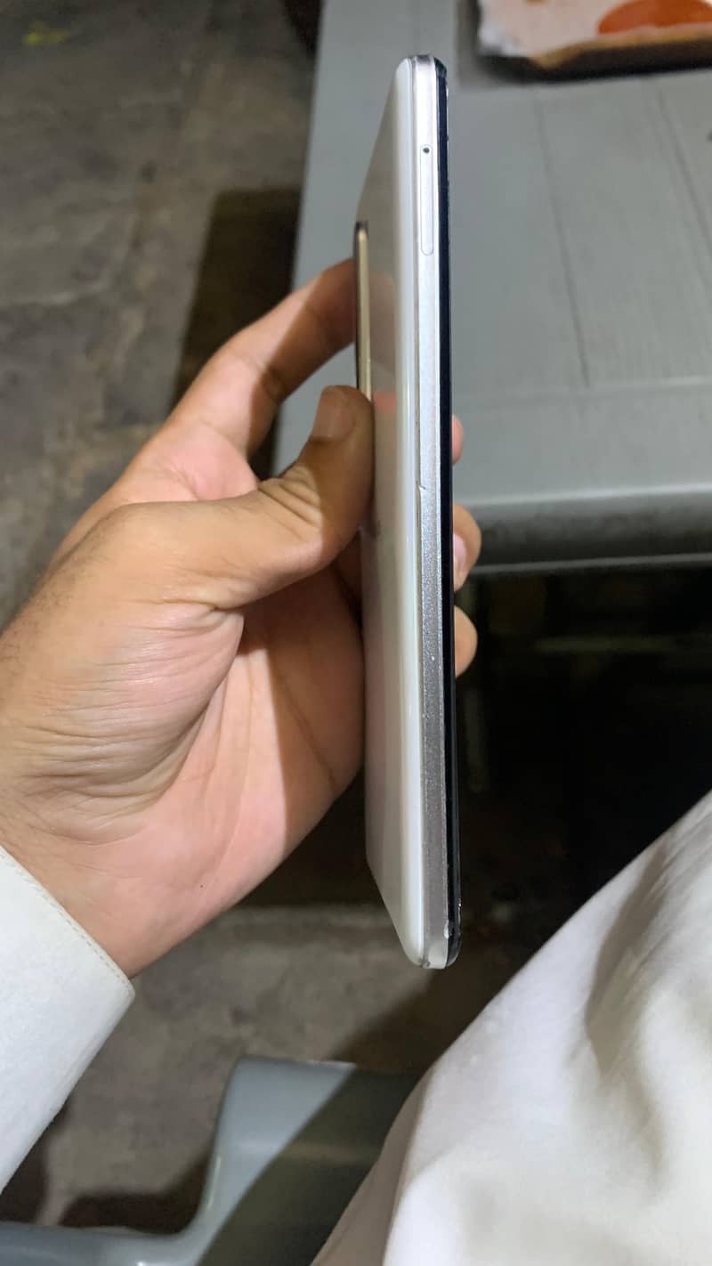 Sharp Aquos R5G 1