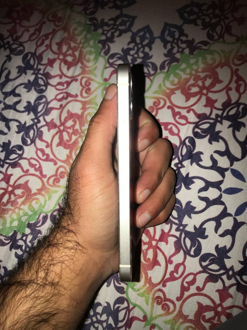 Apple iPhone 12 4