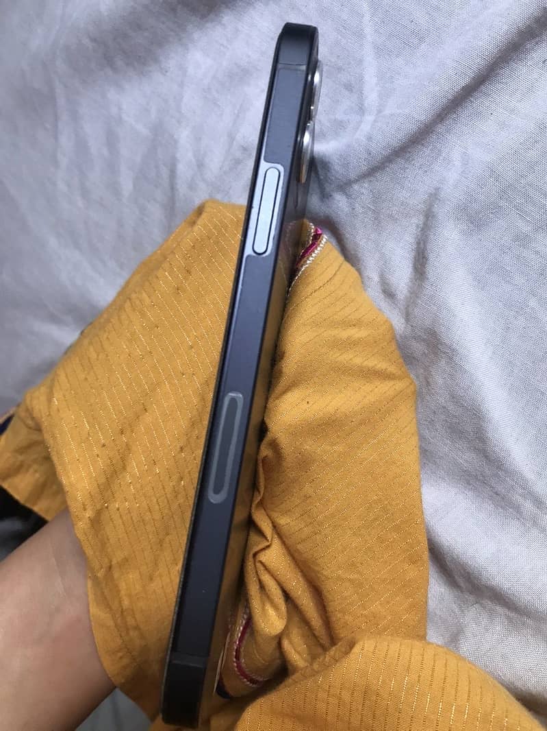 Apple iPhone 12 4