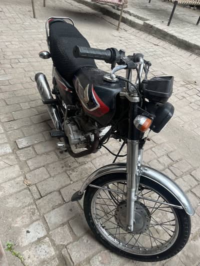 Honda 125 2017 model black all ok hai oil changed hai 03418276657