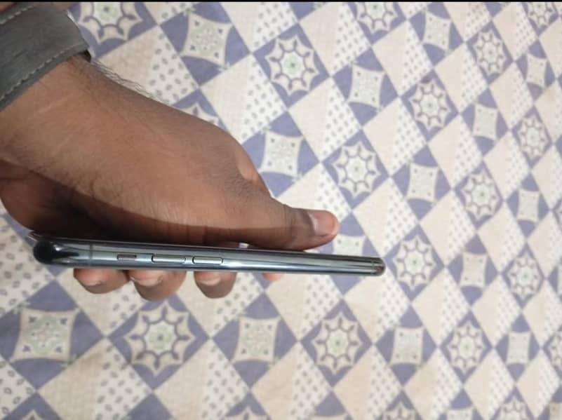Apple iPhone 11 Pro 4