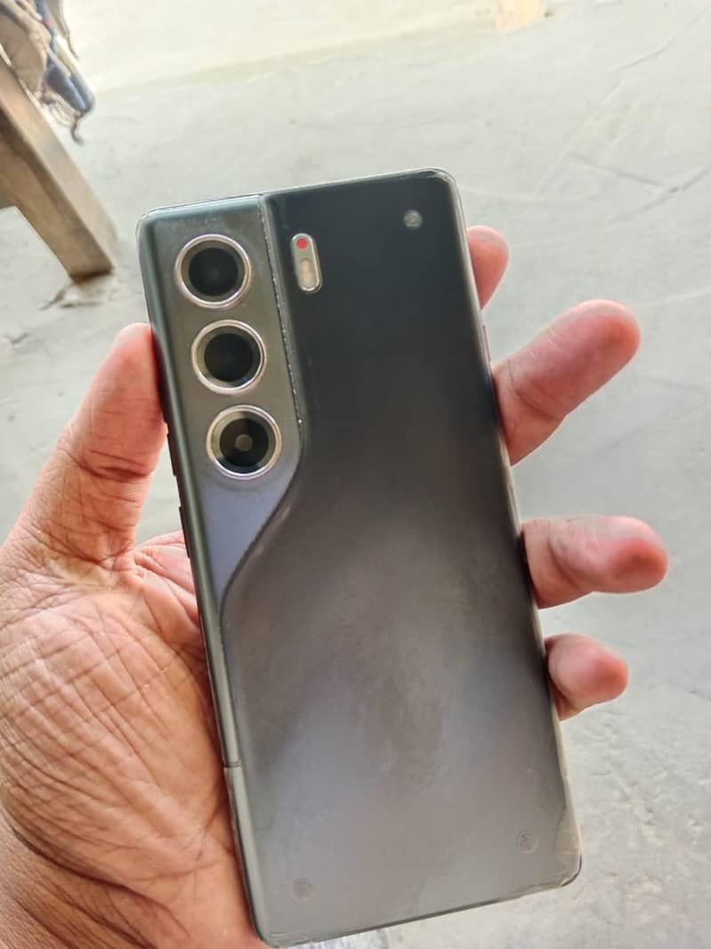 Tecno CAMON 40 Pro 1