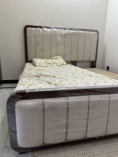 Bed set for sale urgent (brand new condition)