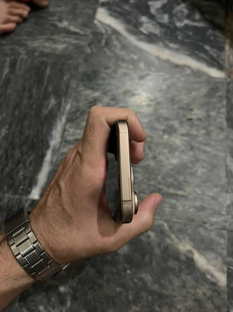 Apple iPhone 16 Pro Max 4