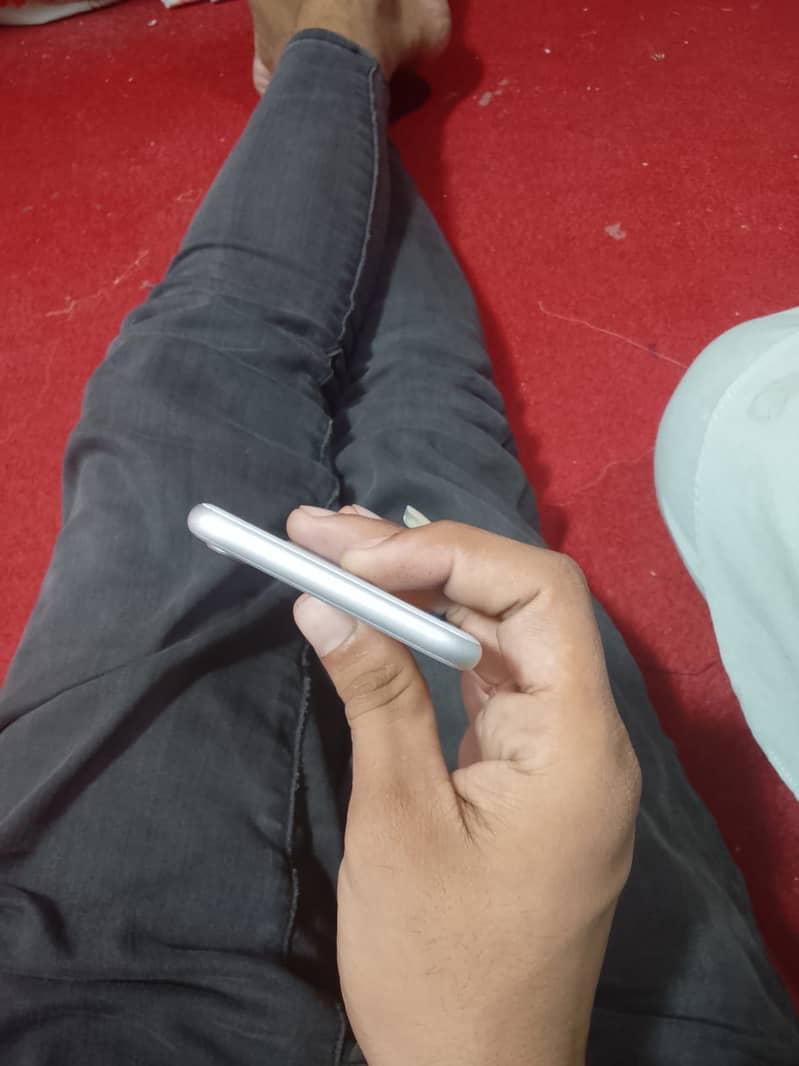 Apple iPhone 8 3