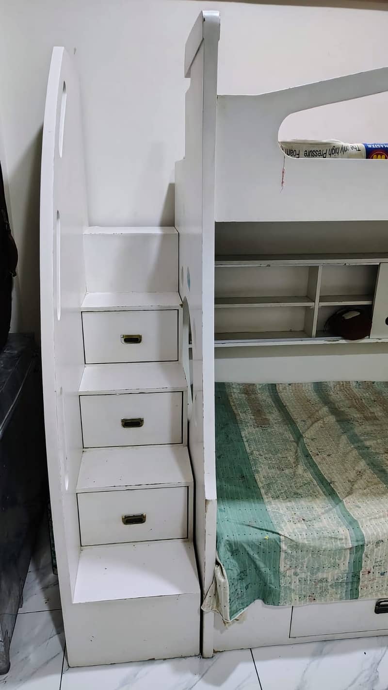 Modern Bunk Bed with Integrated Desk / Study Table 1