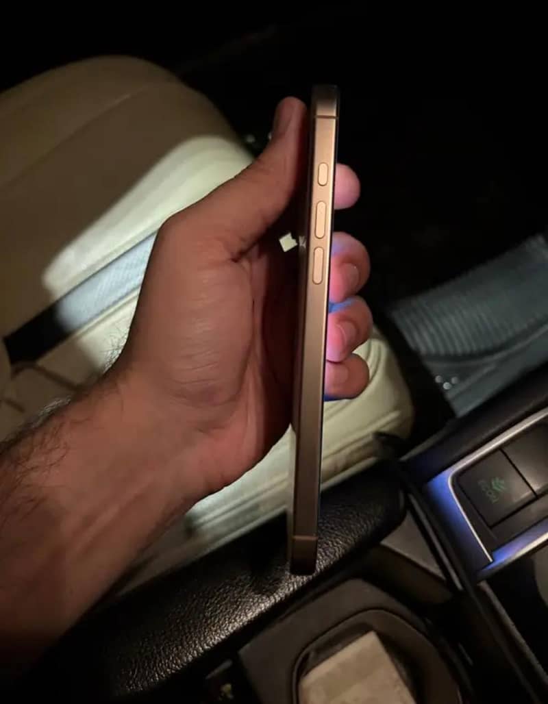 Apple iPhone 16 Pro Max 1