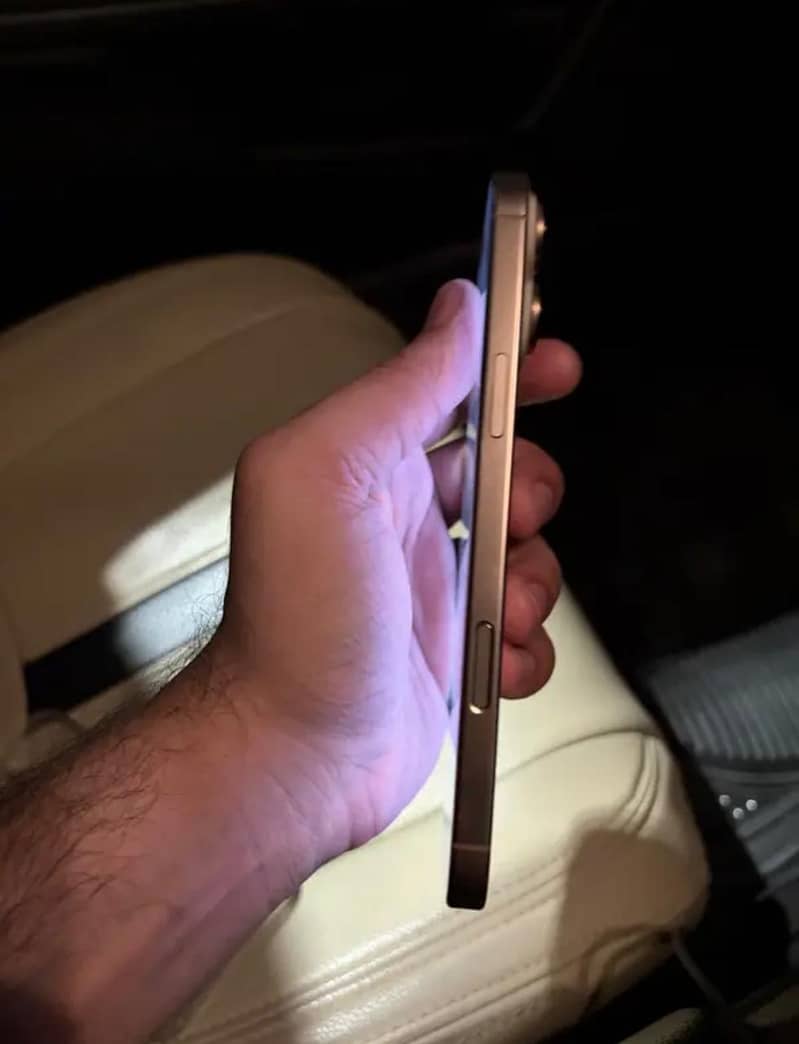 Apple iPhone 16 Pro Max 2
