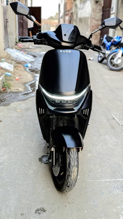 Evee S1 lithium scooty