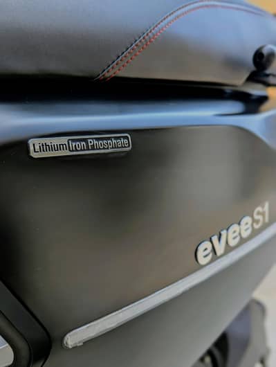 Evee S1 lithium scooty