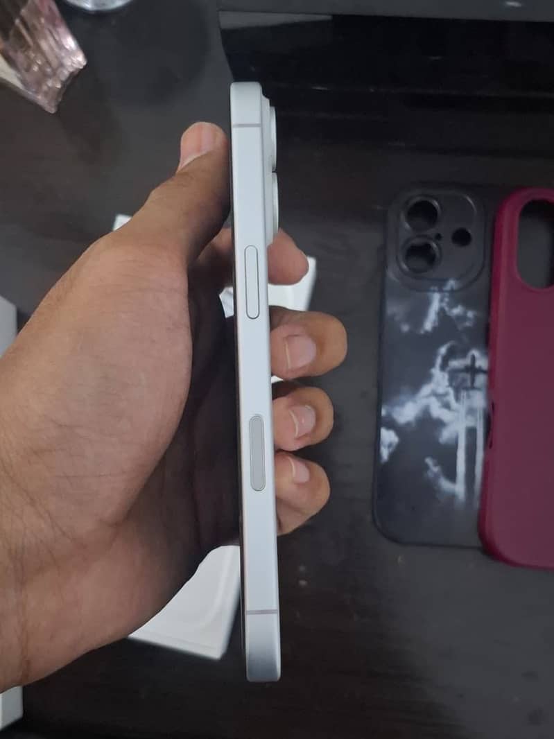 Apple iPhone 16 5