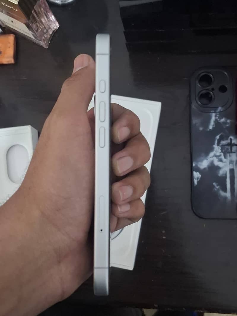 Apple iPhone 16 6