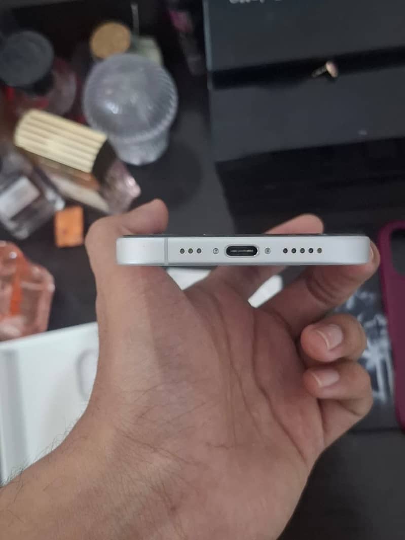 Apple iPhone 16 7