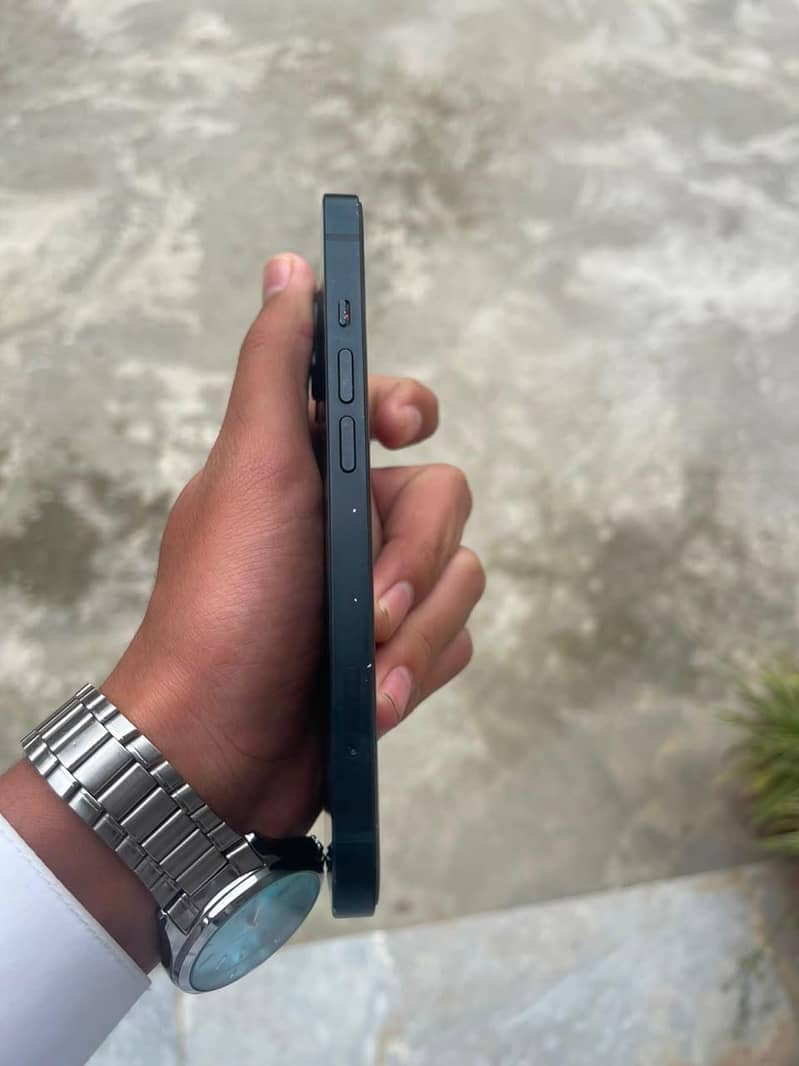 Apple iPhone 13 2