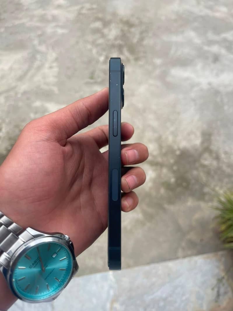 Apple iPhone 13 5