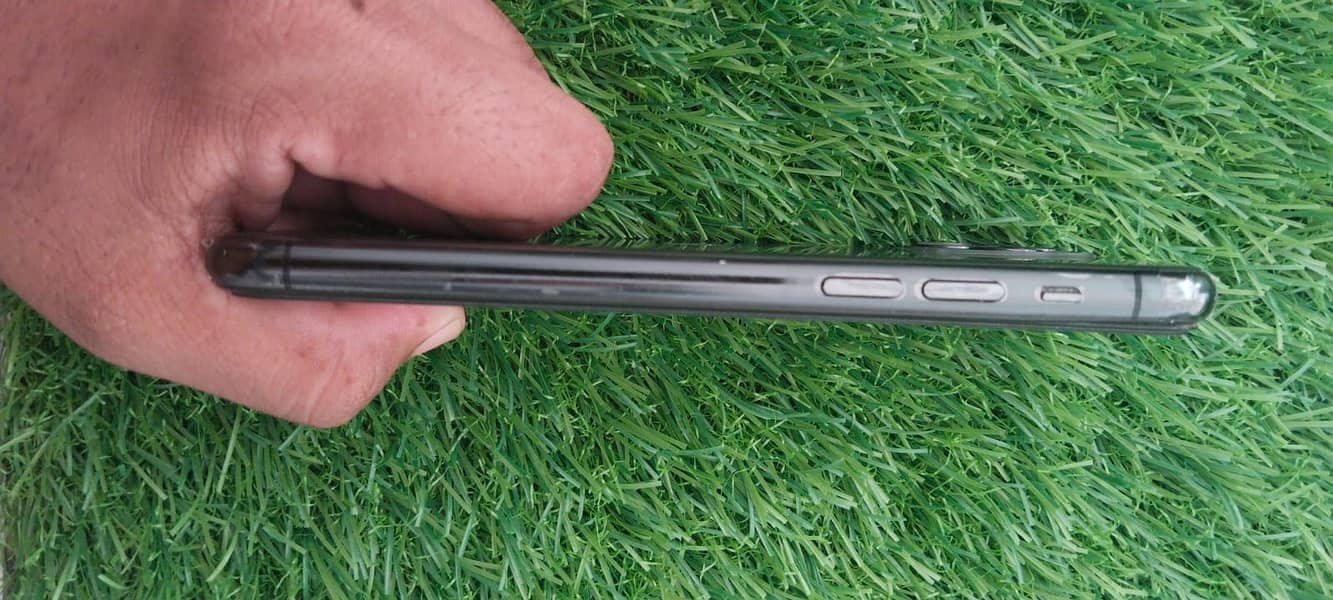 Apple iPhone 11 Pro 2