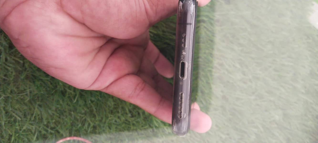 Apple iPhone 11 Pro 4