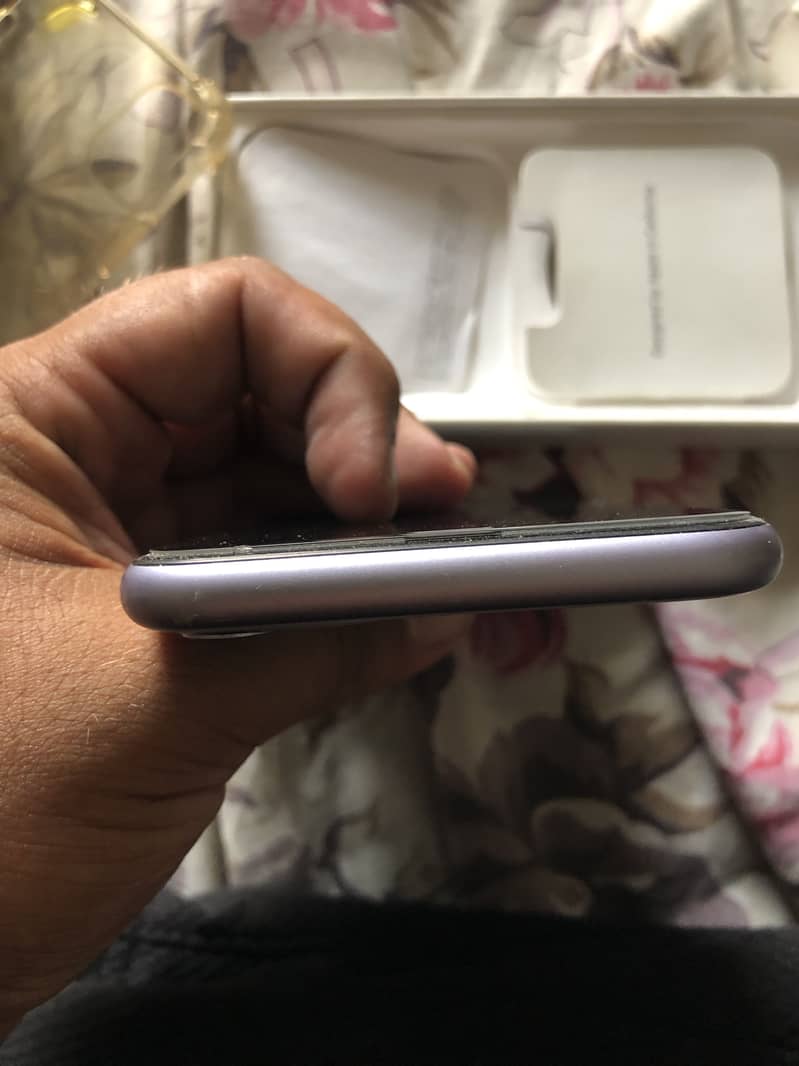 Apple iPhone 11 4