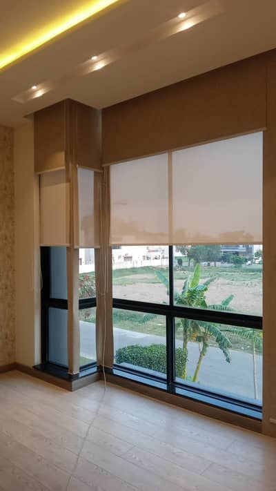 Roller Window Blind | Remote control blinds | Wooden Floor | Wallpaper