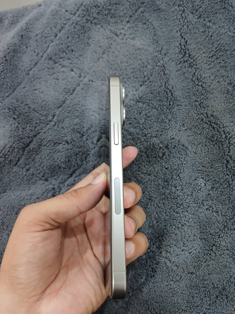 Apple iPhone 15 Pro Max 4