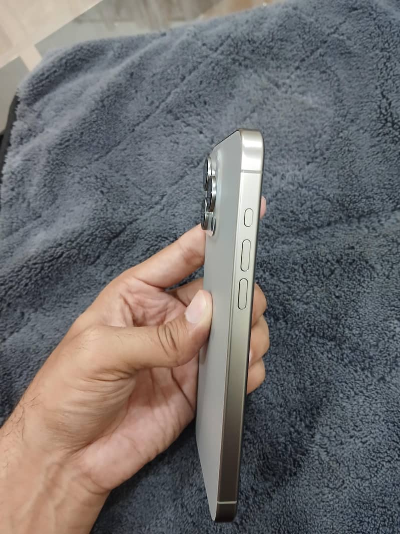 Apple iPhone 15 Pro Max 6