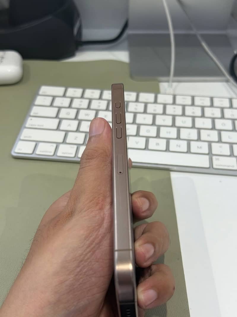 Apple iPhone 16 Pro 0