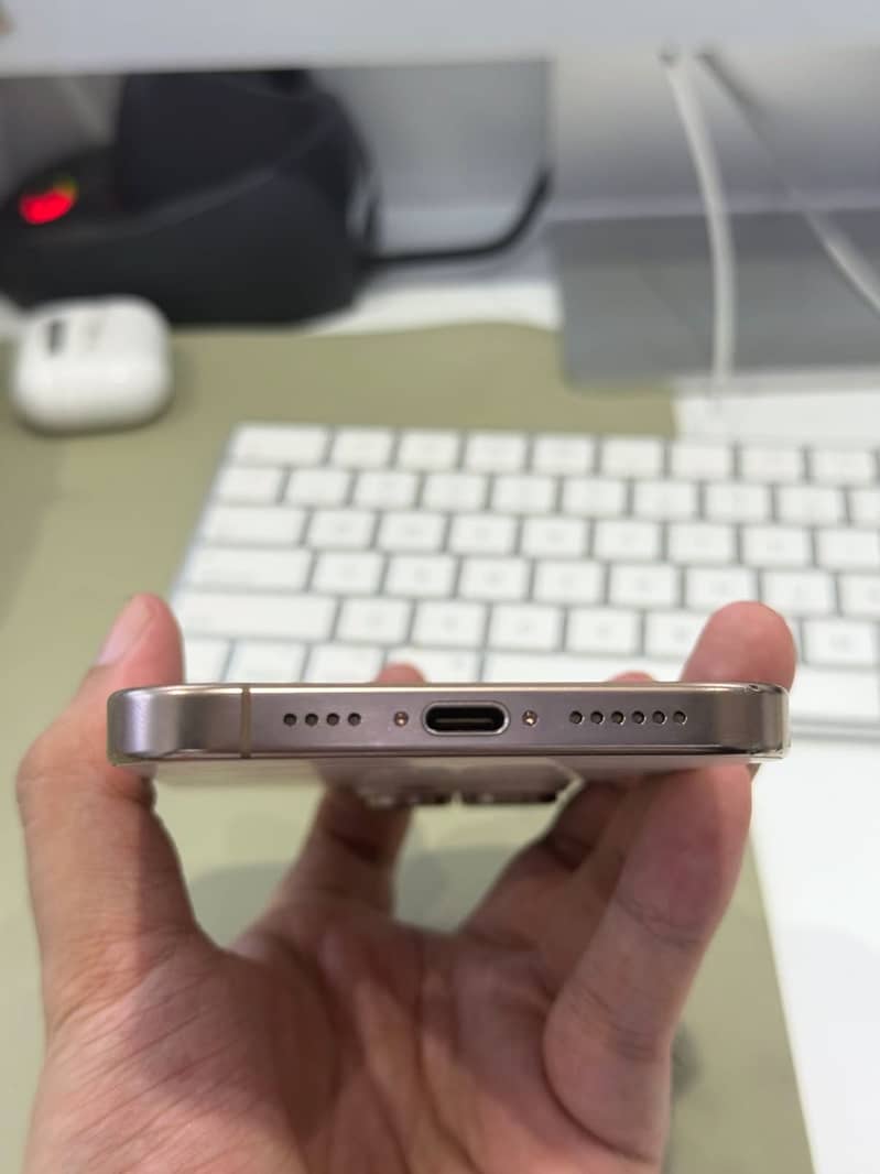 Apple iPhone 16 Pro 1