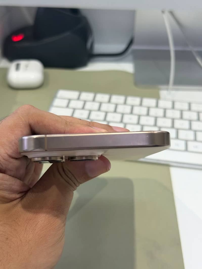 Apple iPhone 16 Pro 3
