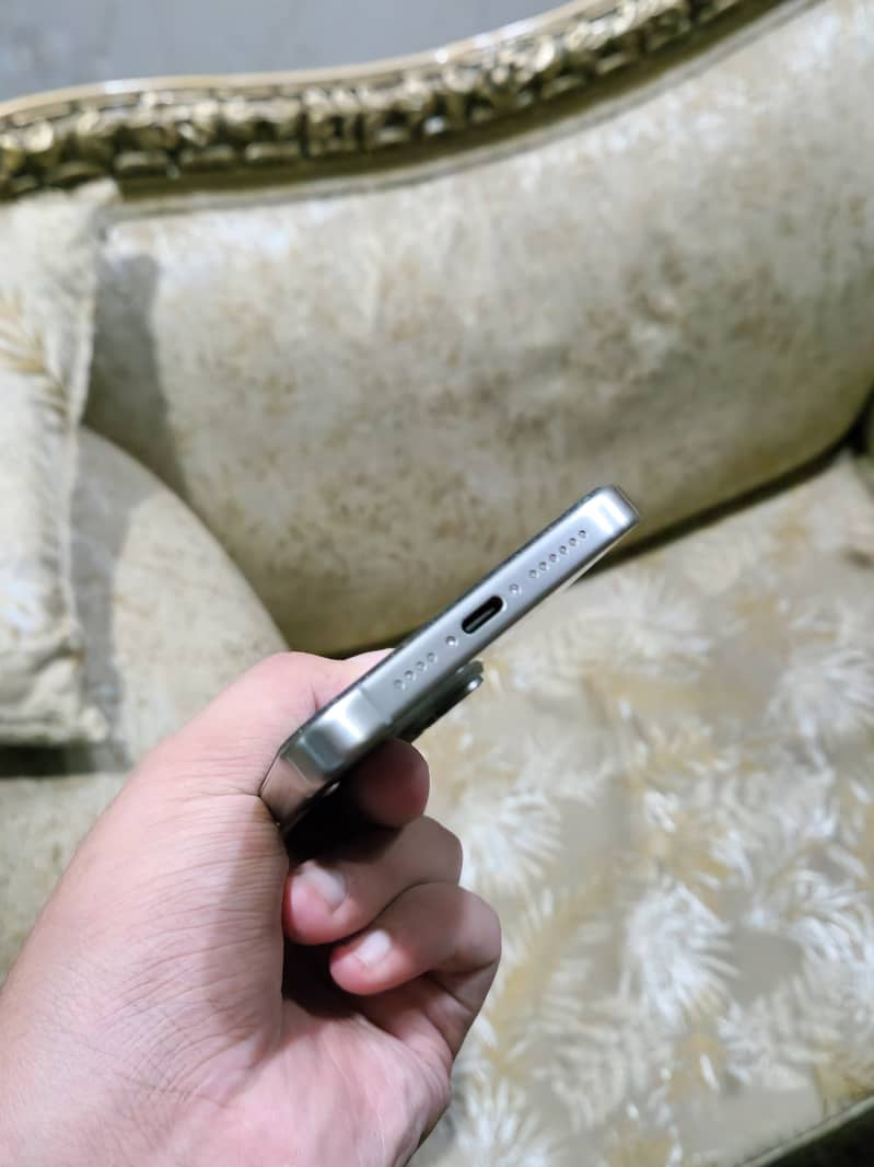 Apple iPhone 15 Pro Max 3