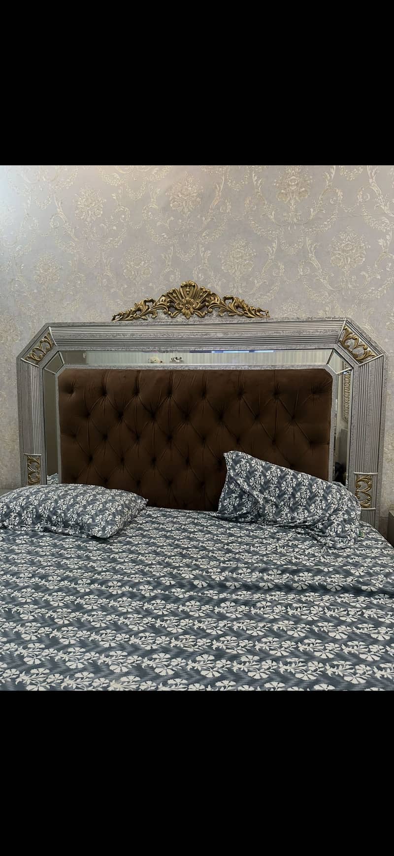 Bed and table chairs 0