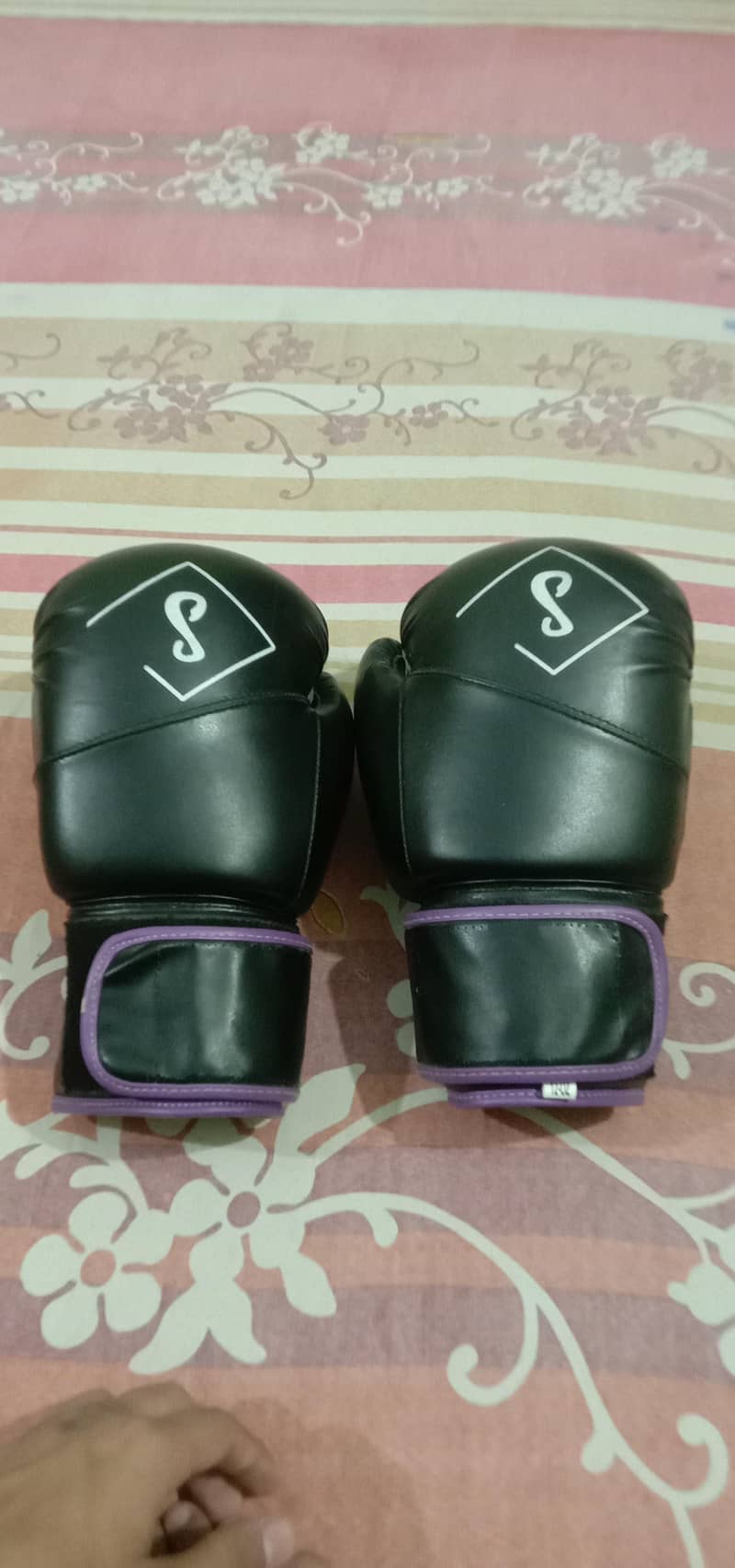 Boxing Gloves  0