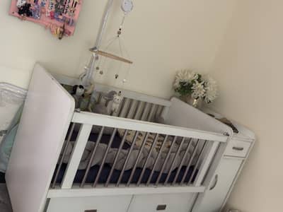baby cot with accessories/baby crib with spaciuos drawers
