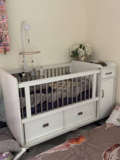 baby cot with accessories/baby crib with spaciuos drawers