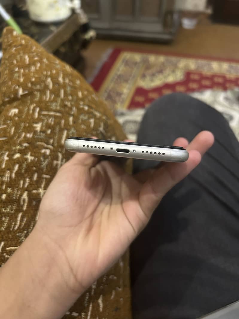 Apple iPhone 11 3