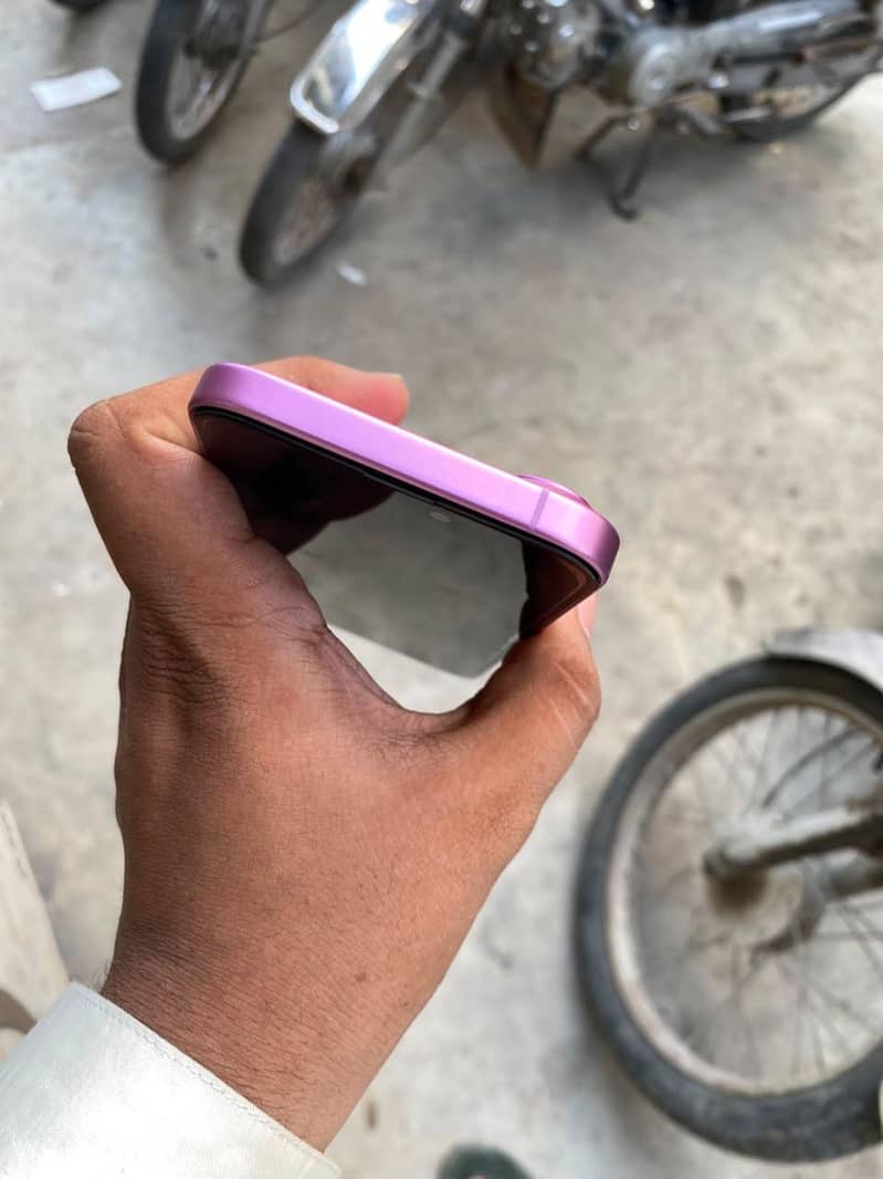 Apple iPhone 16 2