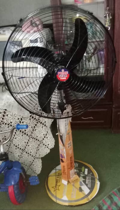 A. c d. c solar fan sply k sath bijli py bhi chalta battery py or solar