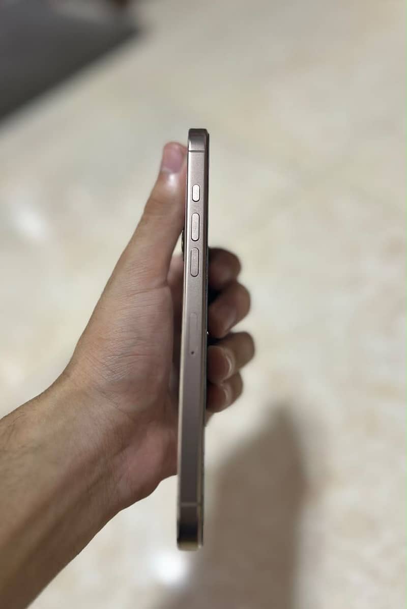 Apple iPhone 16 Pro Max 2