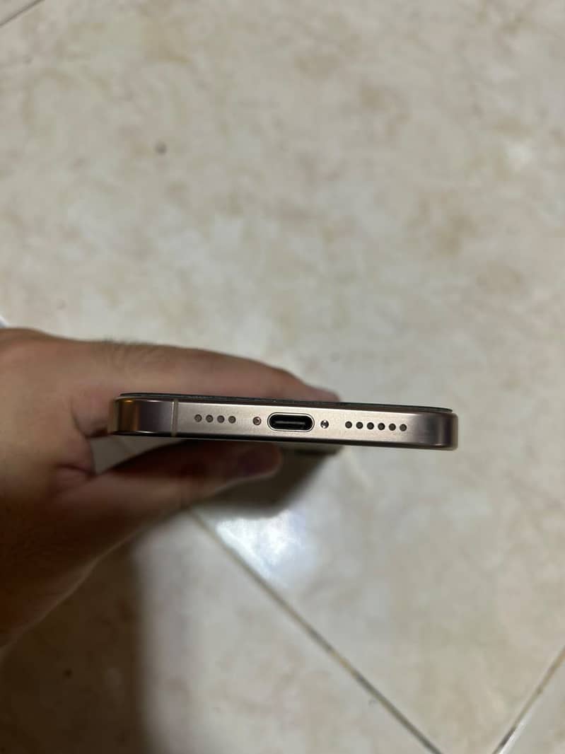 Apple iPhone 16 Pro Max 4